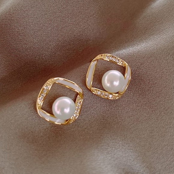 **ARACELI* Gold x Pearl Fashion Stud Earrings - Picture 1 of 5